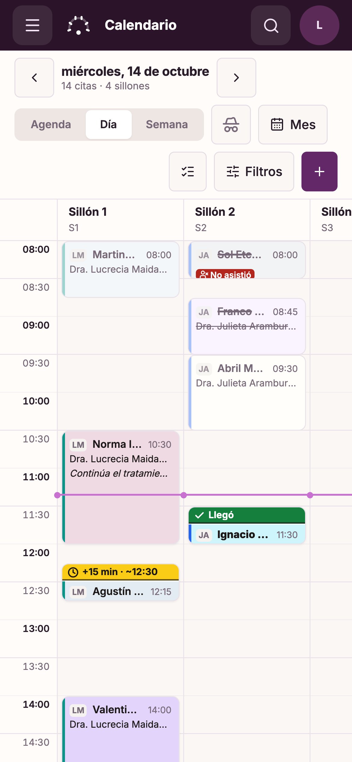 El calendario de Dora Dental en el celular: el mismo día con una columna por sillón, con las marcas de llegada, demora y ausencia, y la fecha, el selector de vista y los filtros apilados arriba.
