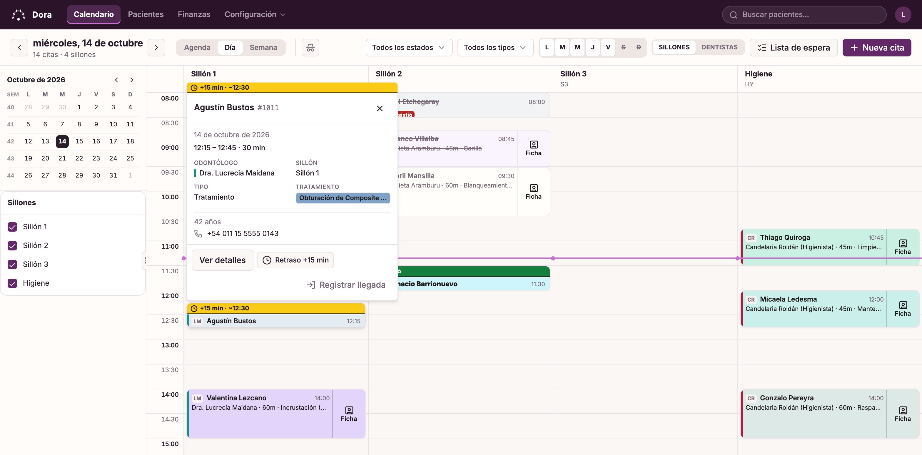 Una tarjeta abierta sobre el calendario de Dora Dental para un paciente que viene quince minutos demorado: fecha y hora, profesional, sillón, tratamiento, edad y teléfono, con botones para ver los detalles, marcar la demora o registrar la llegada.