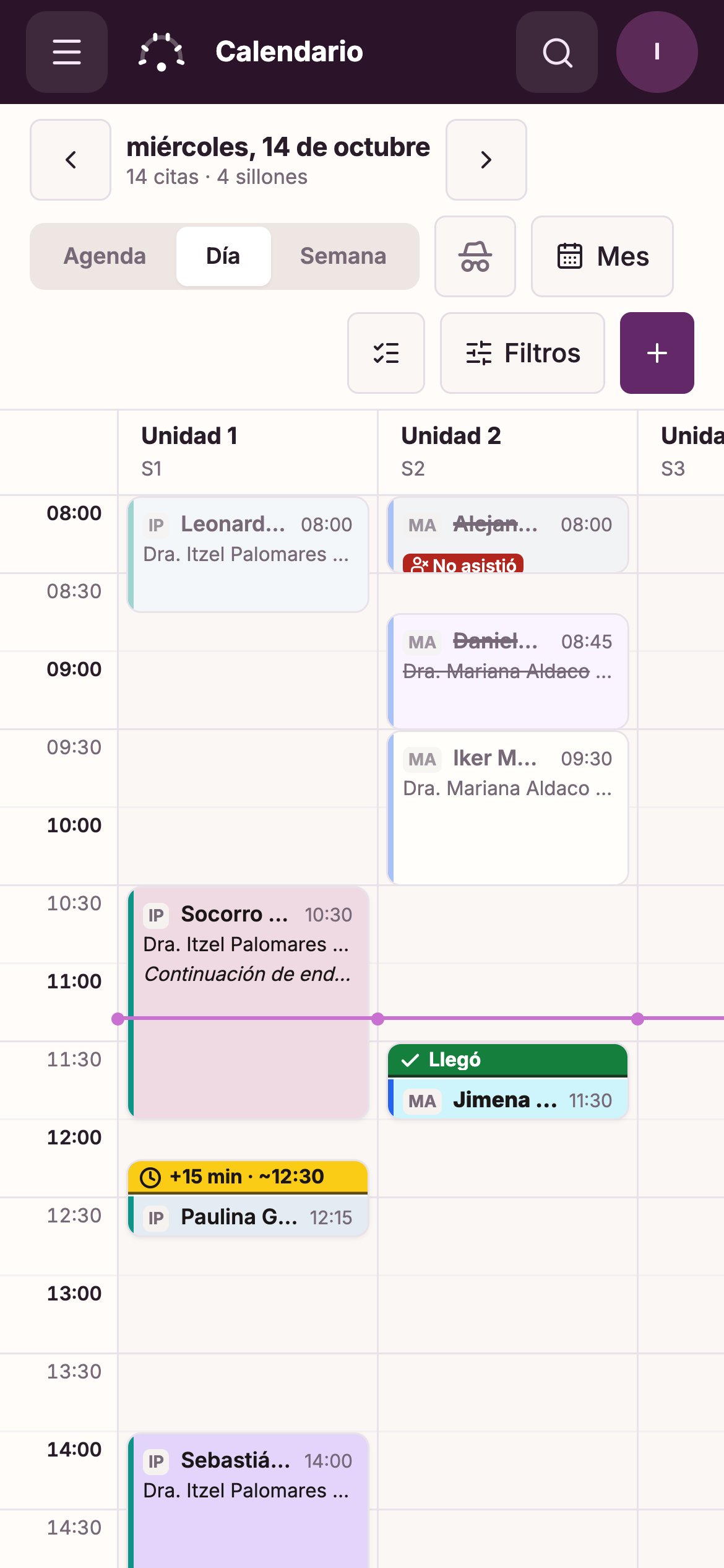 El calendario de Dora Dental en el celular: el mismo día con una columna por sillón, con las marcas de llegada, retraso e inasistencia, y la fecha, el selector de vista y los filtros apilados encima.
