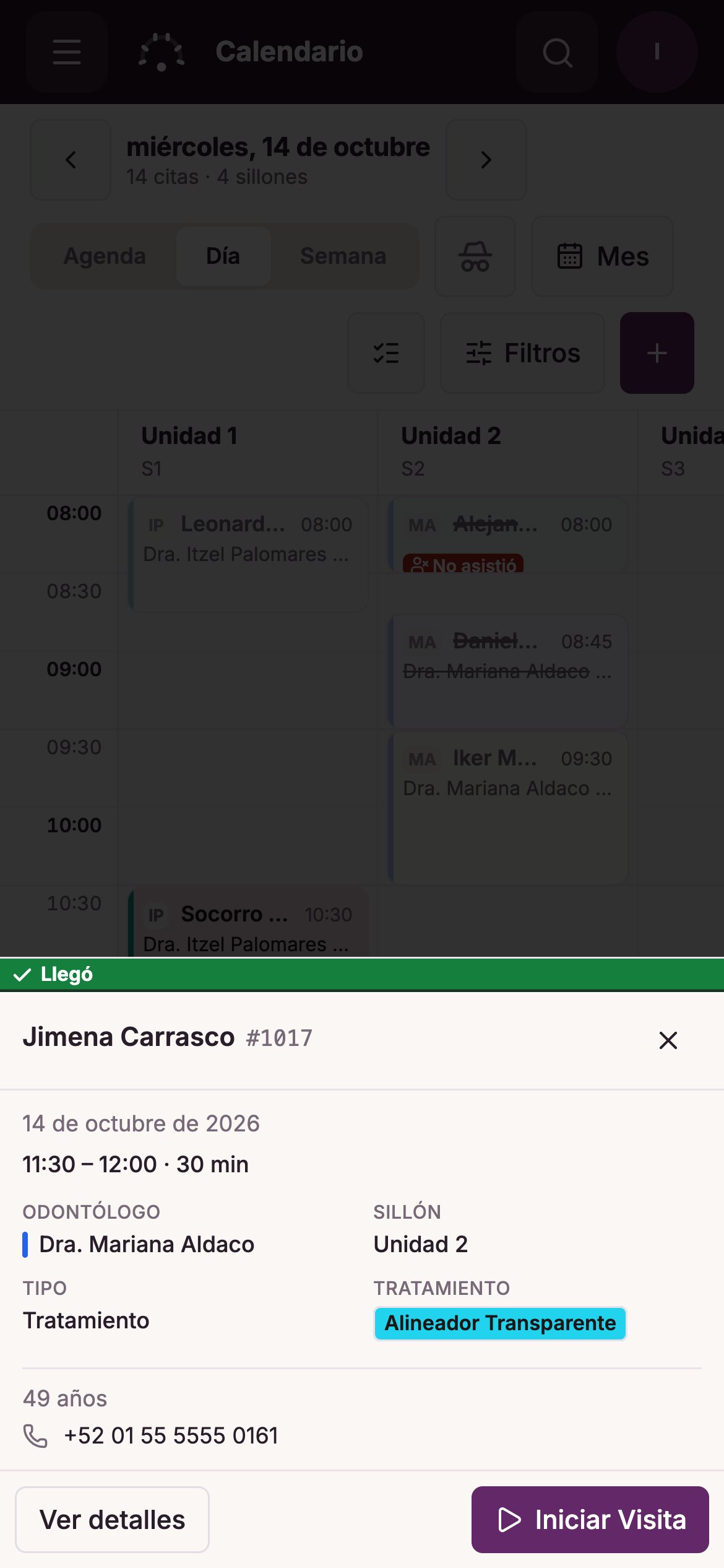 El calendario de Dora Dental en el celular con una tarjeta que sube desde abajo para un paciente que ya llegó: hora, doctora, sillón, tratamiento, edad y teléfono, con un botón para ver los detalles y otro para iniciar la visita.
