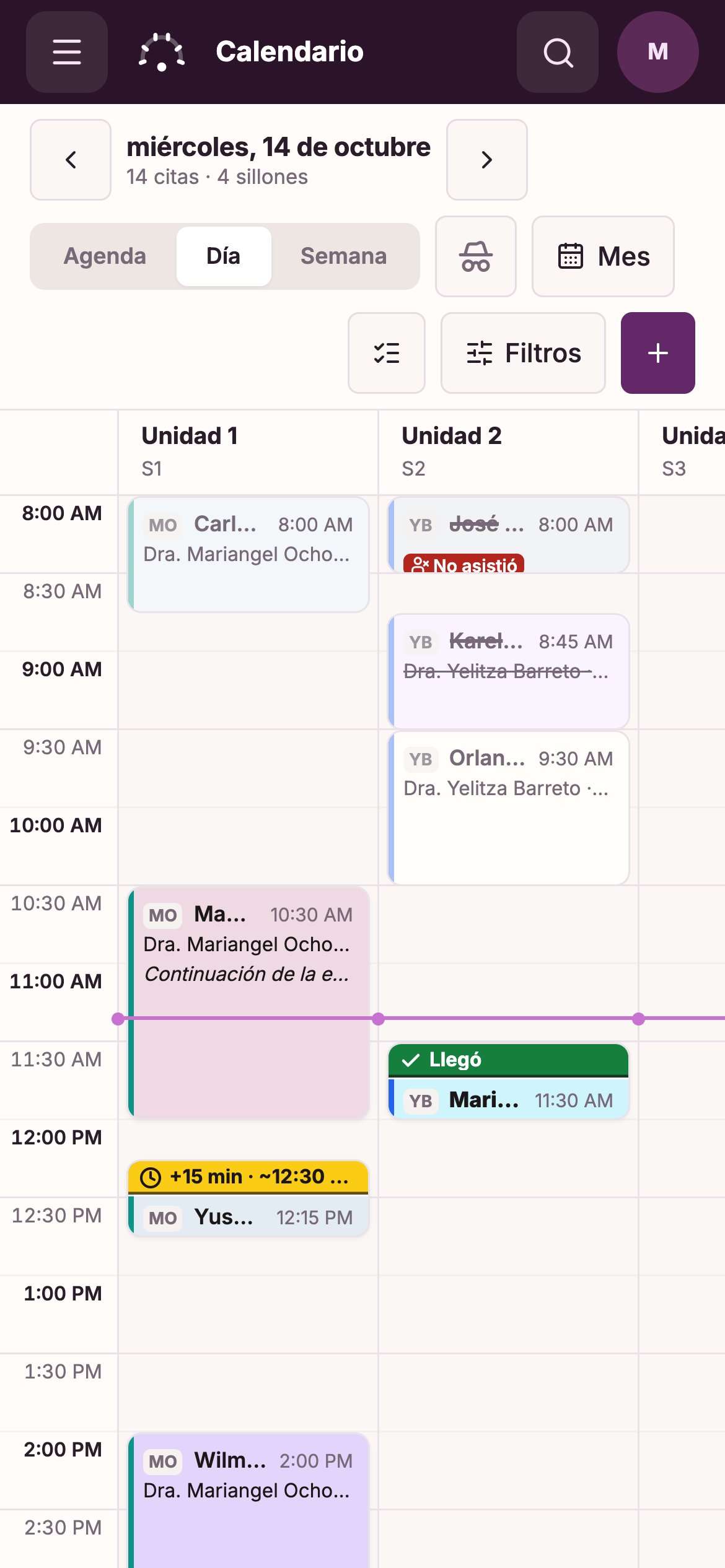 El calendario de Dora Dental en el celular: el mismo día con una columna por sillón, con las marcas de llegada, retraso e inasistencia, y la fecha, el selector de vista y los filtros apilados encima.