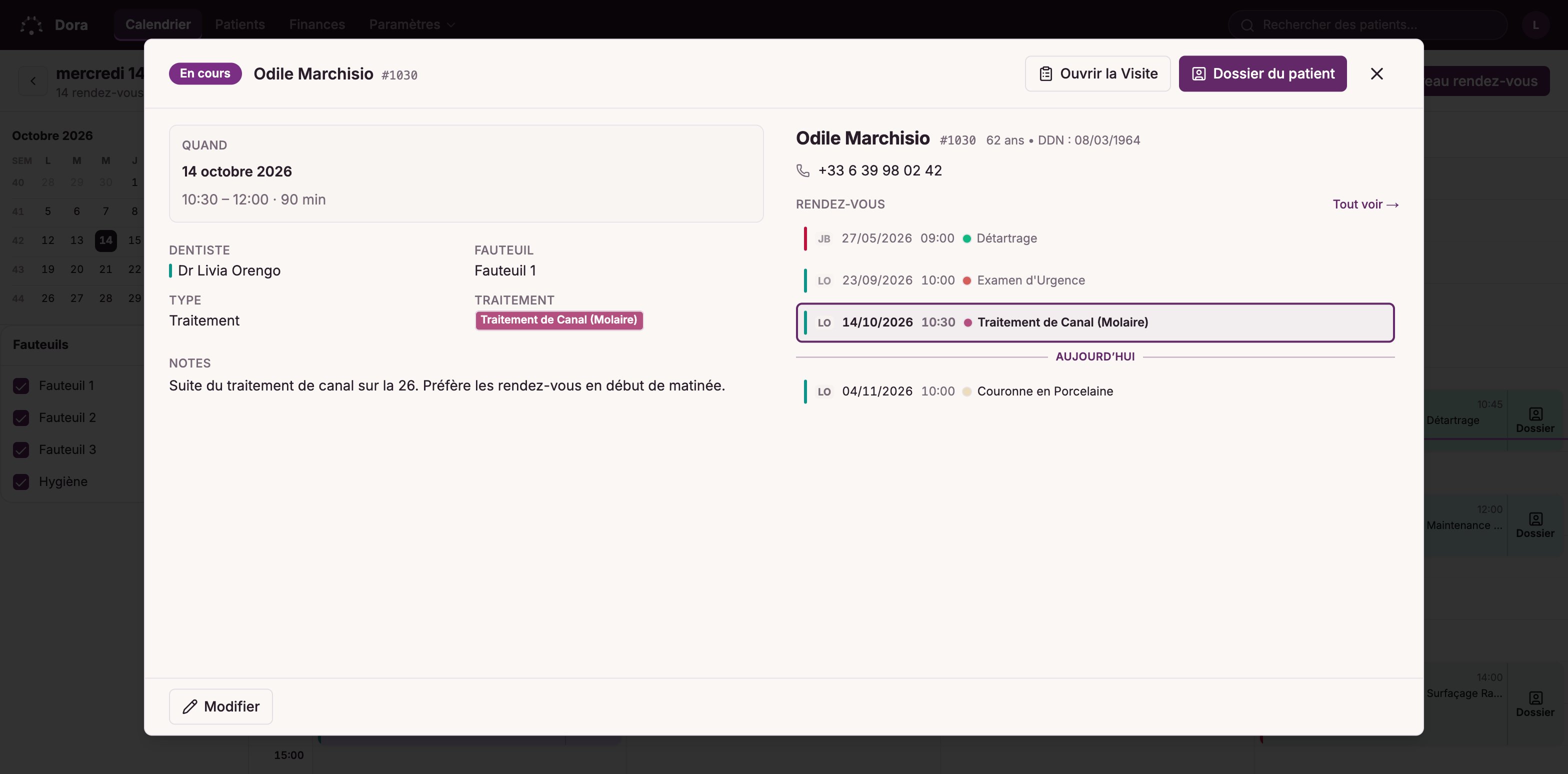 Un rendez-vous ouvert dans Dora Dental : à gauche l’heure, la praticienne, le fauteuil, le traitement et la note clinique ; à droite l’âge, le téléphone et l’e-mail du patient et ses rendez-vous passés et à venir, celui du jour mis en avant, avec des boutons pour ouvrir la consultation ou le dossier du patient.
