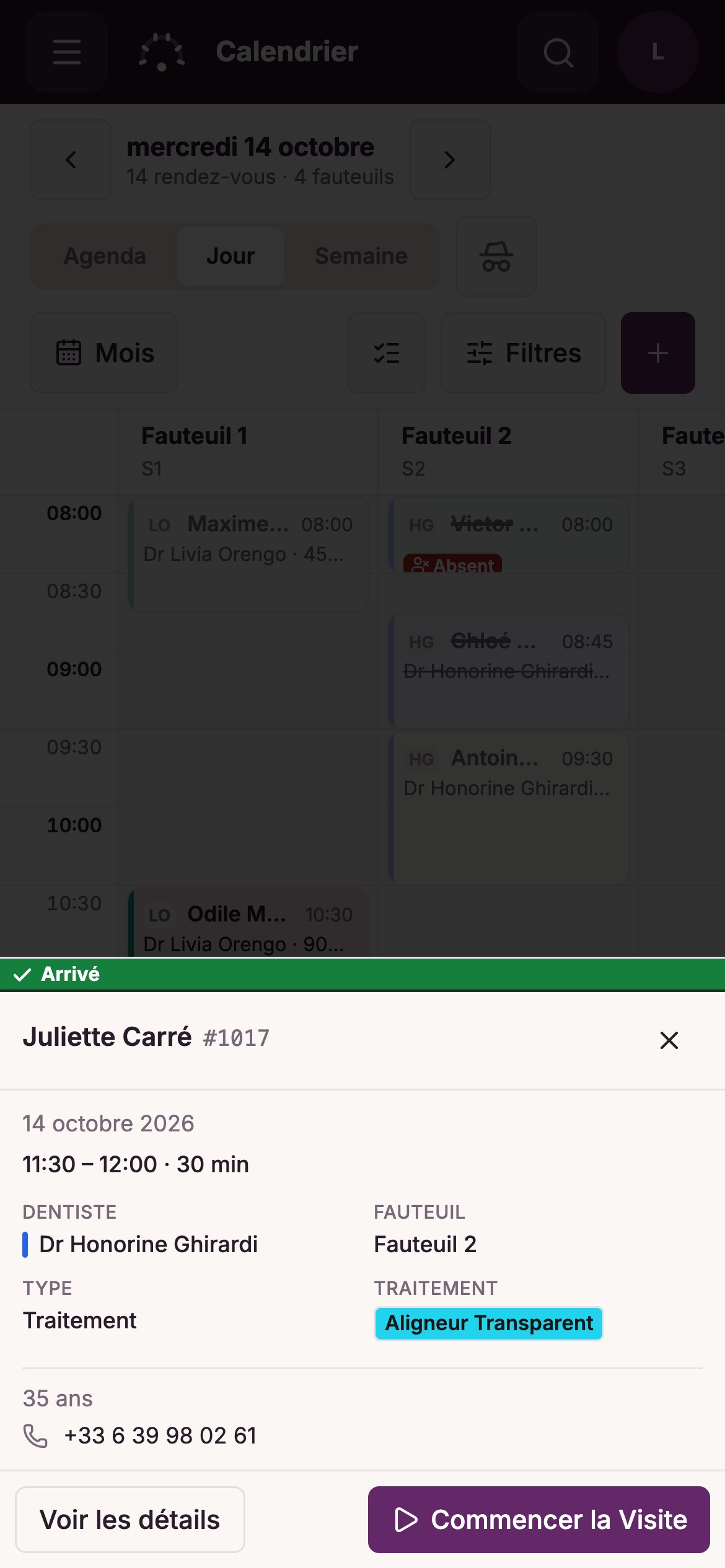 Le calendrier de Dora Dental sur téléphone, avec une fiche remontée du bas de l’écran pour un patient arrivé : heure, praticienne, fauteuil, traitement, âge et téléphone, avec un bouton pour voir le détail et un autre pour démarrer la consultation.
