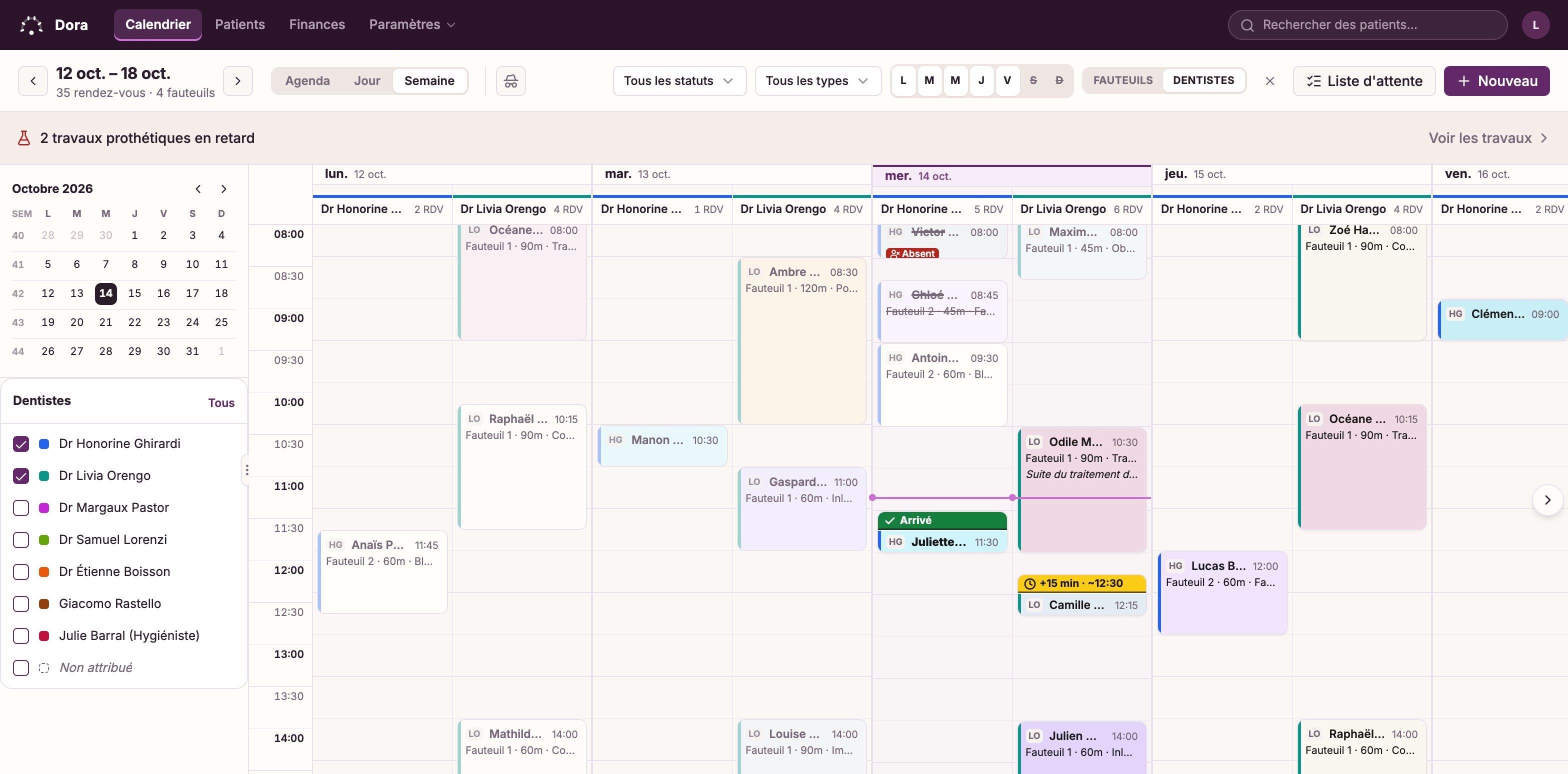 La vue Semaine de Dora Dental : du lundi au vendredi côte à côte, chaque rendez-vous placé par heure et coloré par traitement, avec la colonne du jour mise en avant.