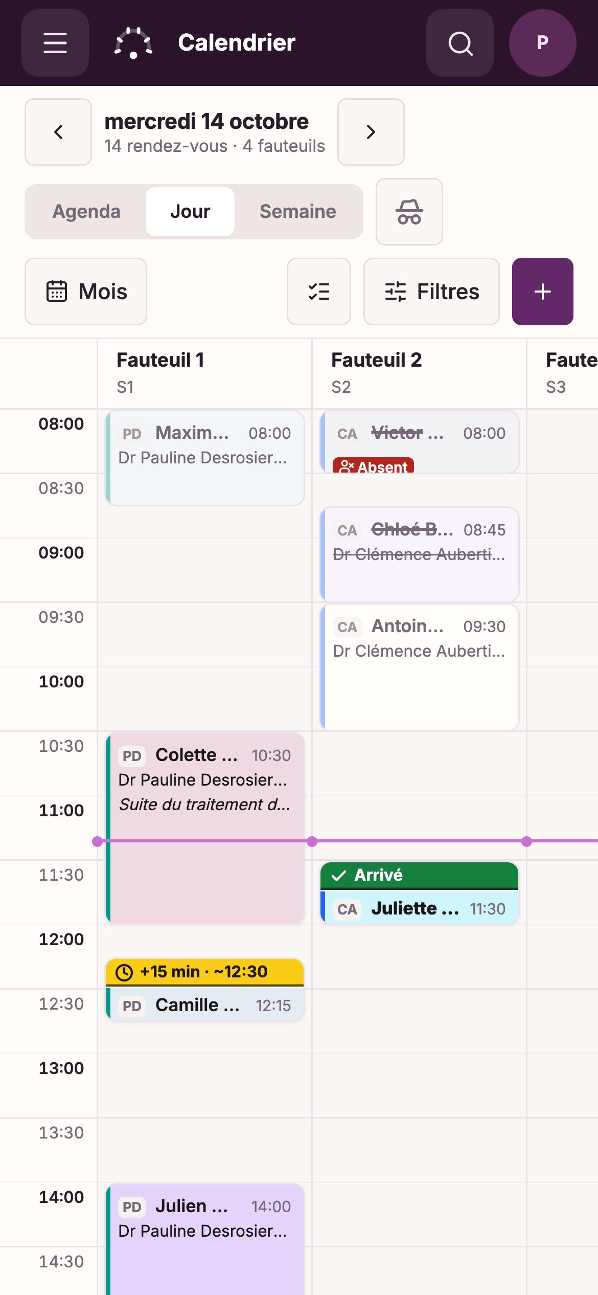 Le calendrier de Dora Dental sur téléphone : la même journée avec une colonne par fauteuil, les repères d’arrivée, de retard et d’absence, et la date, le sélecteur de vue et les filtres empilés au-dessus.