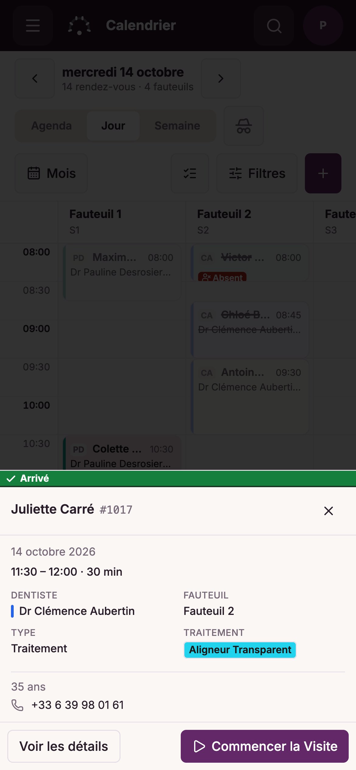 Le calendrier de Dora Dental sur téléphone, avec une fiche remontée du bas de l’écran pour un patient arrivé : heure, praticienne, fauteuil, traitement, âge et téléphone, avec un bouton pour voir le détail et un autre pour démarrer la consultation.
