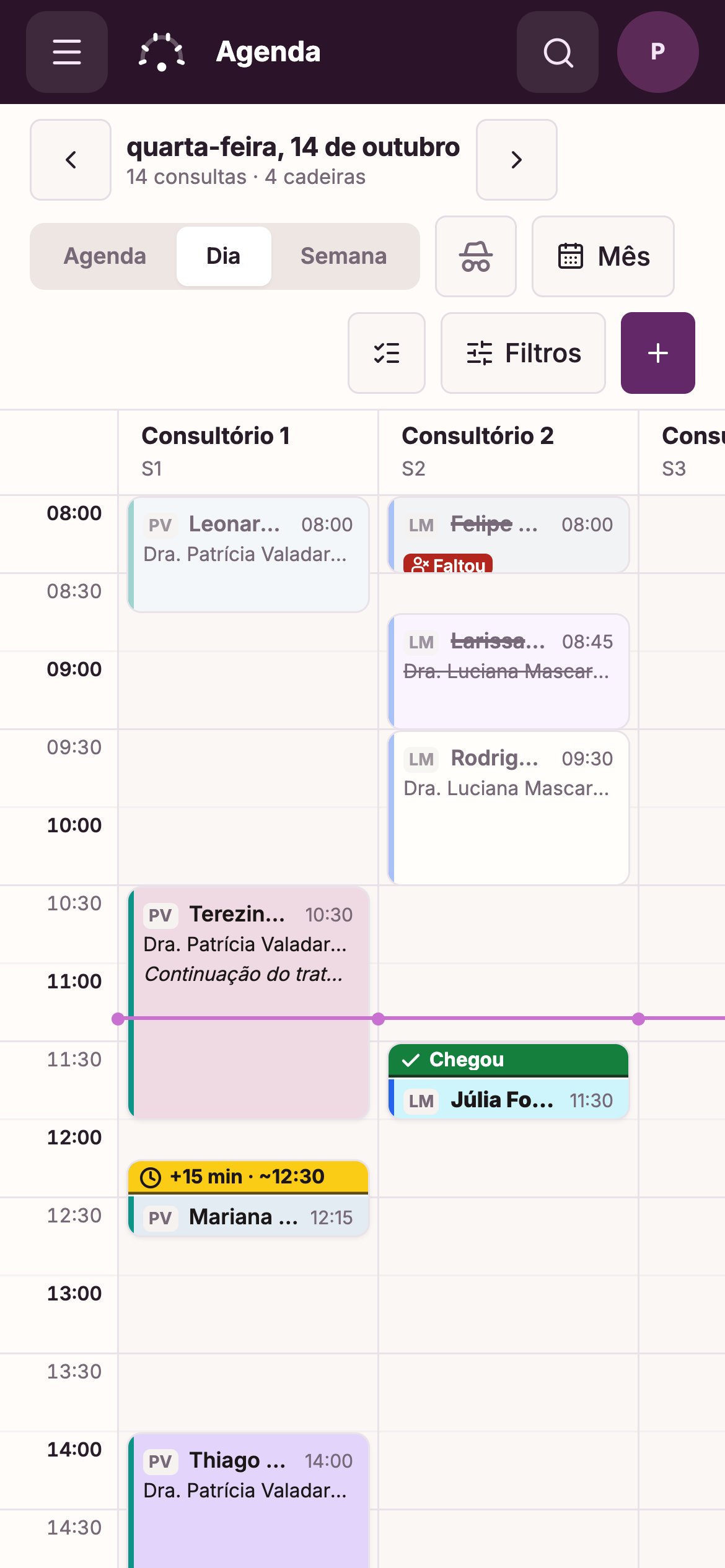 O calendário do Dora Dental no celular: o mesmo dia com uma coluna por cadeira, com as marcas de chegada, atraso e falta, e a data, o seletor de visão e os filtros empilhados acima.