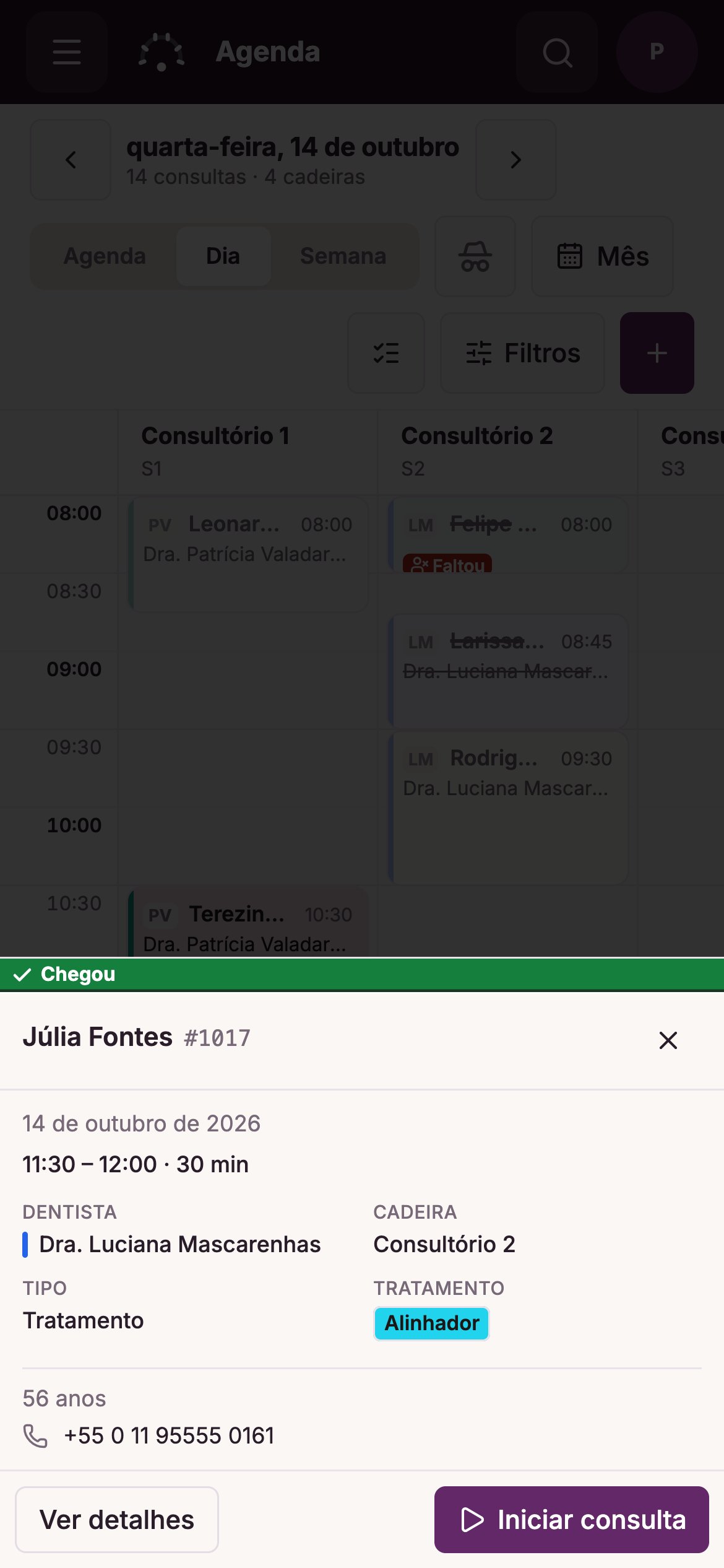 O calendário do Dora Dental no celular com um cartão que sobe da parte de baixo da tela para um paciente que já chegou: horário, dentista, cadeira, tratamento, idade e telefone, com um botão para ver os detalhes e outro para iniciar o atendimento.